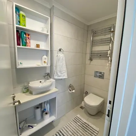 New Building Lovely Modern With 90mbs Fiber Internet 5min Walking To Bagdat Street Apartment